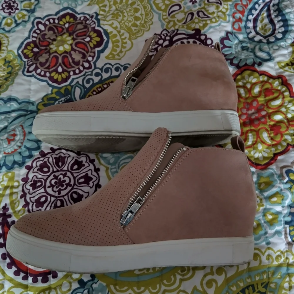 Stylish Women's Dusty Rose  Zip-Up Wedge Sneakers - Picture 4 of 6